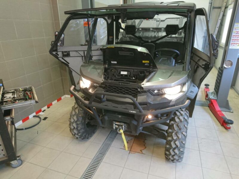 Montáž kabiny can-am Defender