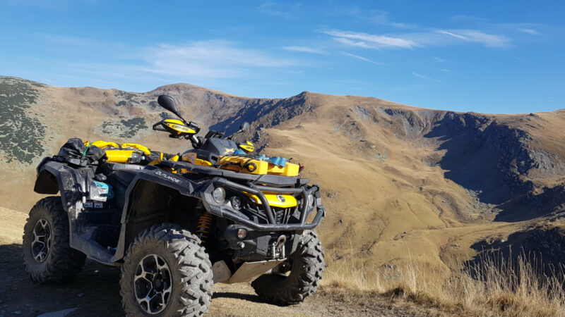 Can-am outlander v rumunském pohoří Țarcului