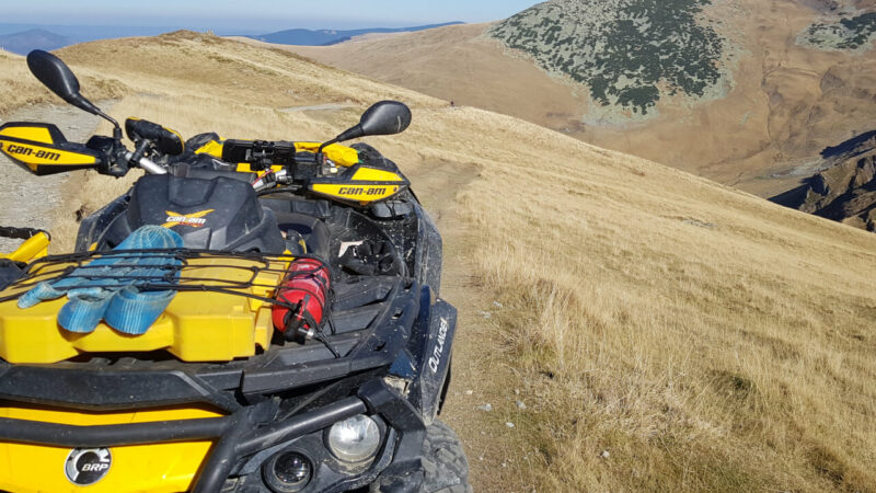 Can-am Outlander na horské louce v Rumunsku
