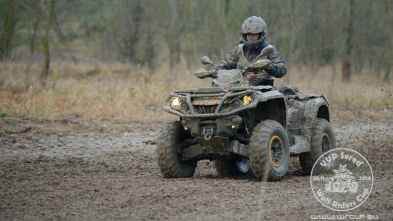 Libor Belko v blátě na čtyřkolce can-am Outlander na závodě Wolf Riders Cup 2014